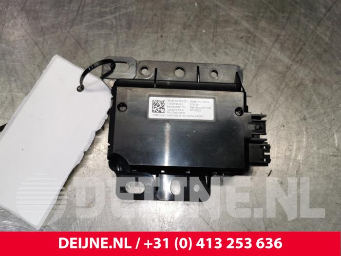 Tesla Model 3 AUX/USB aansluiting O104524