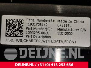 Tesla Model 3 AUX / USB-Anschluss O104524 foto 2