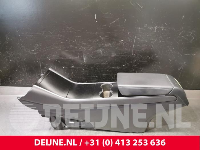 Tesla Model 3 Mittelkonsole O104525