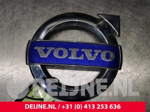 Gebruikte Embleem Volvo V40 (MV) 1.5 T2 16V Geartronic Prijs € 35,00 Margeregeling aangeboden door van Deijne Onderdelen Uden B.V.
