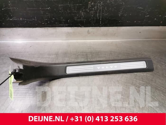 Gebruikte Deurlijst Volvo V90 Cross Country (PZ) 2.0 D4 16V AWD Prijs € 15,00 Margeregeling aangeboden door van Deijne Onderdelen Uden B.V.