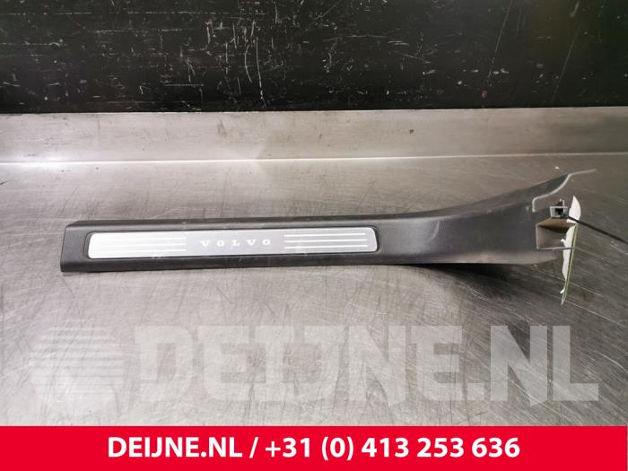 Gebruikte Deurlijst Volvo V90 Cross Country (PZ) 2.0 D4 16V AWD Prijs € 50,00 Margeregeling aangeboden door van Deijne Onderdelen Uden B.V.