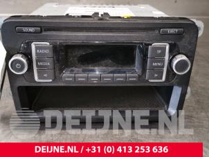 Gebruikte Radio Volkswagen Jetta IV (162/16A) 1.2 TSI Prijs € 65,00 Margeregeling aangeboden door van Deijne Onderdelen Uden B.V.