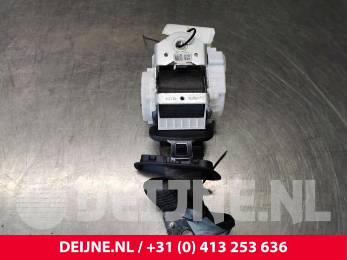 Volkswagen Jetta Rear seatbelt, right O104980