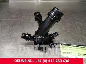 Gebruikte Thermostaathuis Volvo XC70 (BZ) 2.4 D5 20V 205 AWD Prijs € 60,00 Margeregeling aangeboden door van Deijne Onderdelen Uden B.V.