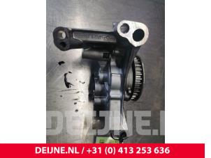 Volkswagen Caddy Oliepomp O106412 foto 2