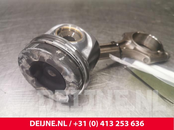Gebruikte Zuiger Volvo V90 II (PW) 2.0 D4 16V Prijs € 125,00 Margeregeling aangeboden door van Deijne Onderdelen Uden B.V.