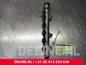 Opel Vivaro Fuel injector nozzle O106581 photo 4