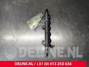 Opel Vivaro Fuel injector nozzle O106581 photo 2