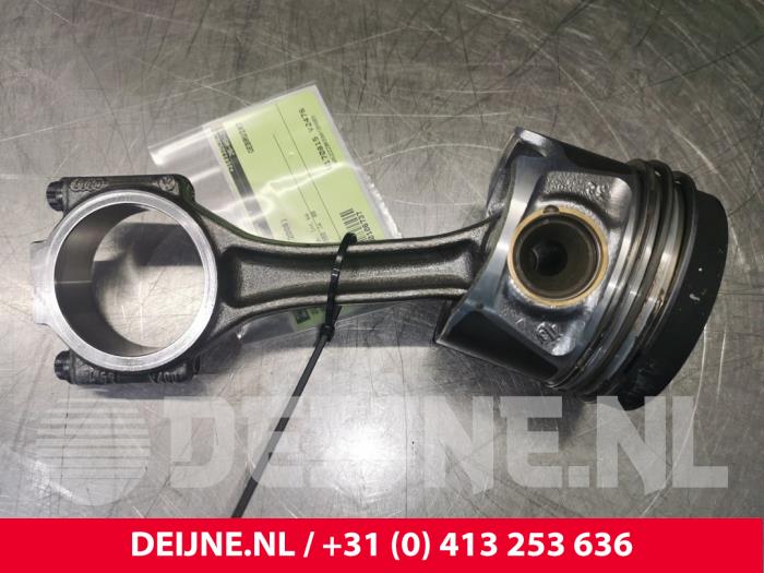 Gebruikte Zuiger Audi A4 (B7) Prijs € 100,00 Margeregeling aangeboden door van Deijne Onderdelen Uden B.V.