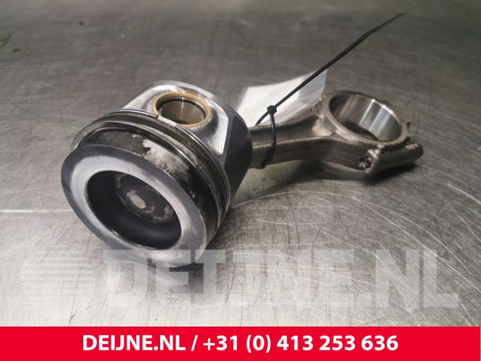 Gebruikte Zuiger Audi A4 (B7) Prijs € 100,00 Margeregeling aangeboden door van Deijne Onderdelen Uden B.V.