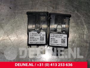 Gebruikte Multimedia aansluiting Mercedes Sprinter 4t (910.0/910.1/907.1/907.2) 211 CDI 2.1 D Prijs € 54,45 Inclusief btw aangeboden door van Deijne Onderdelen Uden B.V.