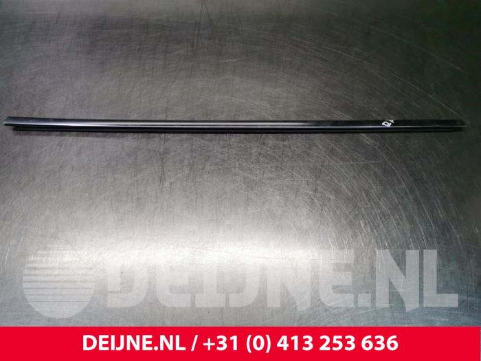 Tesla Model 3 Fensterabdichtung O108620