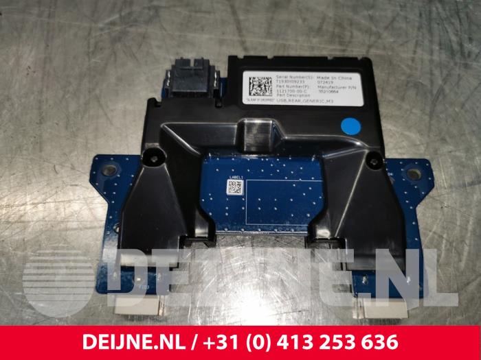 Tesla Model 3 AUX / USB-Anschluss O108623