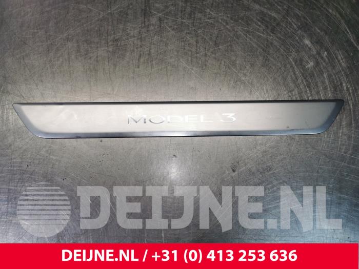 Tesla Model 3 Türleiste O108625