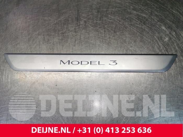 Tesla Model 3 Türleiste O108624