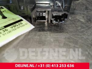 Tesla Model 3 AUX / USB-Anschluss O108637 foto 3