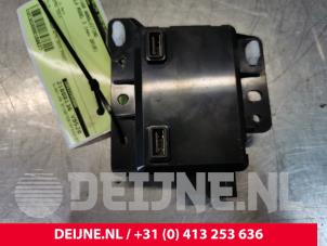 Tesla Model 3 AUX / USB-Anschluss O108637 foto 2