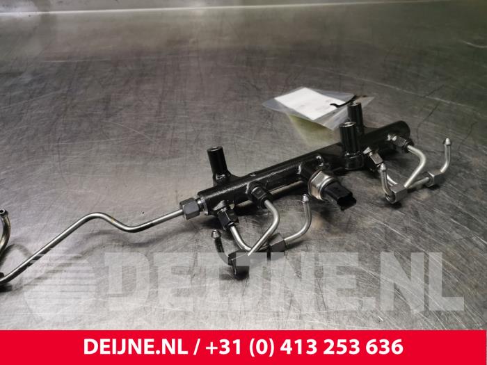 Peugeot Expert Fuel injector nozzle O109166