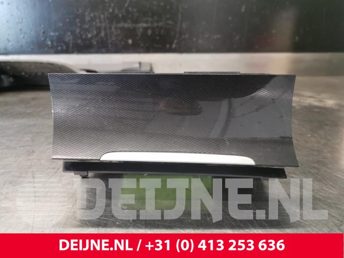 Volkswagen Golf Storage compartment O109202