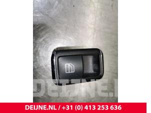 Gebruikte Ruit schakelaar elektrisch Mercedes C (W204) 2.2 C-200 CDI 16V Prijs € 7,00 Margeregeling aangeboden door van Deijne Onderdelen Uden B.V.