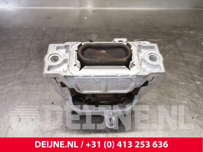 Volkswagen Passat Engine mount O109485