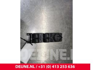 Gebruikte Elektrisch Raam Schakelaar Ford Focus 3 Wagon 1.6 SCTi 16V Prijs € 9,00 Margeregeling aangeboden door van Deijne Onderdelen Uden B.V.