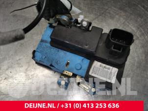 Gebruikte Deurslot Mechaniek 4Deurs links-voor Volvo V70 (SW) 2.4 D5 20V Prijs € 40,00 Margeregeling aangeboden door van Deijne Onderdelen Uden B.V.