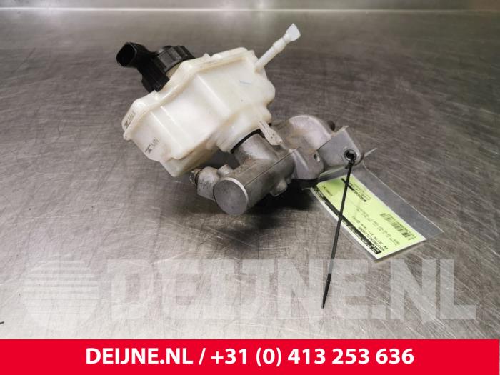 Volkswagen Jetta Master cylinder O110422