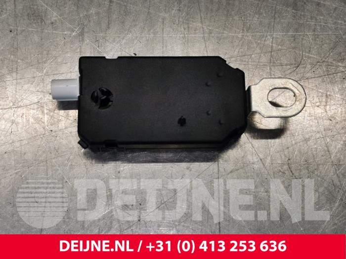 Tesla Model 3 Antennenverstärker O110571