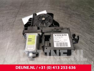 Gebruikte Motor electrisch raam Volvo V50 (MW) 2.0 D 16V Prijs € 35,00 Margeregeling aangeboden door van Deijne Onderdelen Uden B.V.