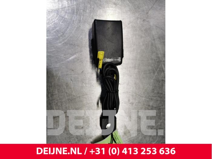 Mercedes E-Klasse Veiligheidsgordel Insteek links-voor O110750