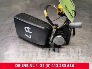 Mercedes E-Klasse Sicherheitsgurt Schließe links hinten O110752 foto 3