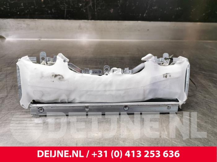 Mercedes E-Klasse Knie airbag O110758