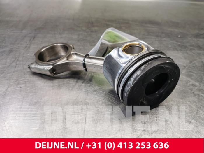Gebruikte Drijfstang Volkswagen Transporter T5 2.5 TDi Prijs € 96,80 Inclusief btw aangeboden door van Deijne Onderdelen Uden B.V.