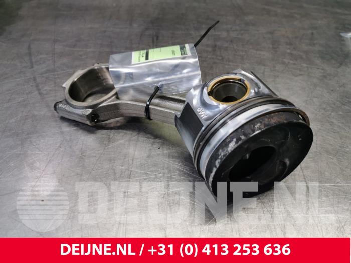 Gebruikte Drijfstang Volkswagen Transporter T5 2.5 TDi Prijs € 96,80 Inclusief btw aangeboden door van Deijne Onderdelen Uden B.V.