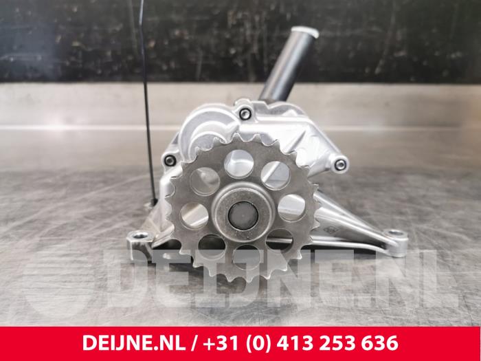 Gebruikte Oliepomp Mercedes Sprinter Prijs € 60,50 Inclusief btw aangeboden door van Deijne Onderdelen Uden B.V.
