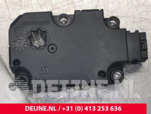 Audi A6 Heater valve motor O111138 photo 2