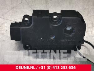 Audi A6 Heater valve motor O111125 photo 3