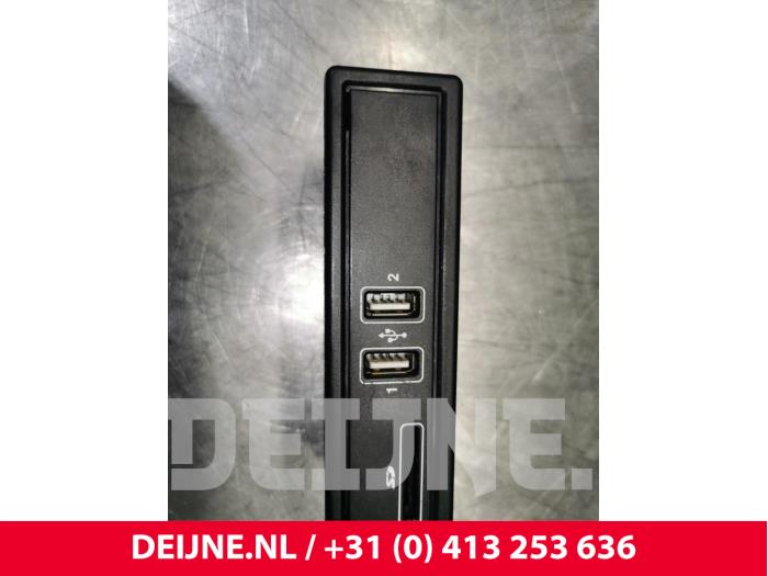 Mercedes C-Klasse AUX/USB aansluiting O111518