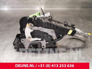 Mercedes C-Klasse Rear door lock mechanism 4-door, left O111519 photo 2