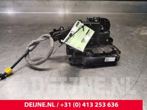 Mercedes C-Klasse Rear door lock mechanism 4-door, left O111519 photo 3