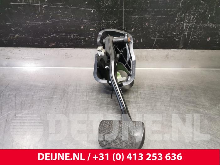 Mercedes C-Klasse Brake pedal O111527
