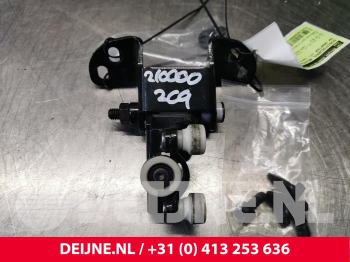 Volkswagen Crafter Sliding door roller, right O111552