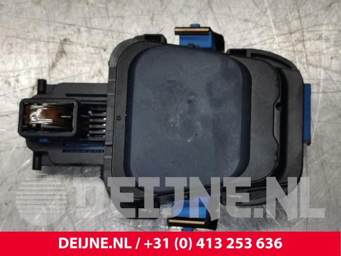 Gebruikte Regensensor Mercedes S (222.0/222.1) 3.0 S-500 Plug-in Hybrid, S-500 e 24V Prijs € 50,00 Margeregeling aangeboden door van Deijne Onderdelen Uden B.V.