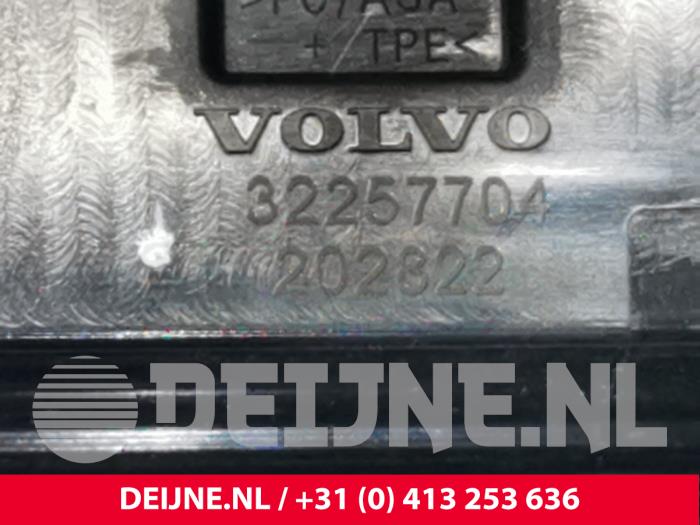 Handgreep Achterklep van een Volvo XC60 II (UZ) 2.0 T6 16V Twin Engine 2021