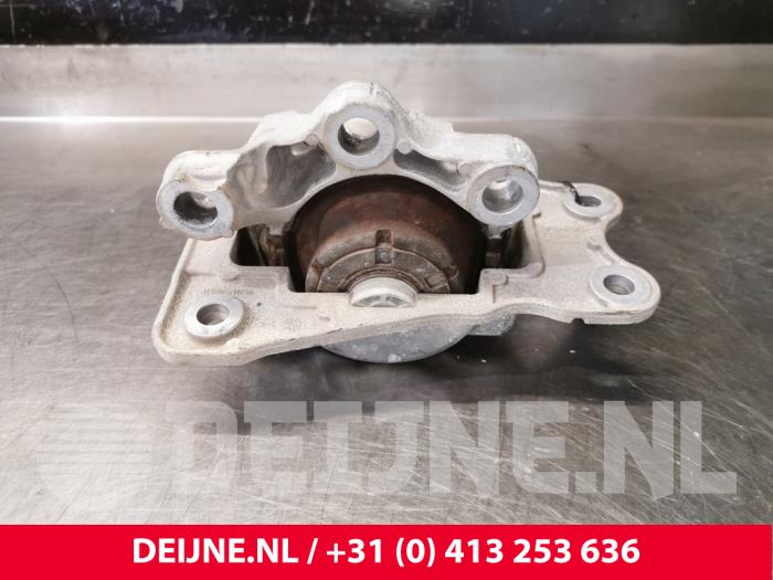 Gebruikte Motorsteun Volvo XC60 II (UZ) 2.0 B4 16V Plug-in Hybrid Prijs € 40,00 Margeregeling aangeboden door van Deijne Onderdelen Uden B.V.