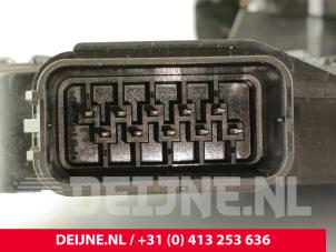 Volvo V70 Door lock mechanism 4-door, front left O113046 photo 3
