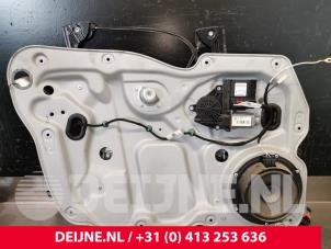 Gebruikte Ruitmechaniek 2Deurs links-voor Volkswagen Caddy Combi III (2KB,2KJ) 1.6 TDI 16V Prijs € 54,45 Inclusief btw aangeboden door van Deijne Onderdelen Uden B.V.