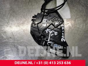 Gebruikte Deurslot Mechaniek 4Deurs links-achter Peugeot 108 1.0 12V VVT-i Prijs € 18,00 Margeregeling aangeboden door van Deijne Onderdelen Uden B.V.